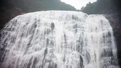 阴天环境大瀑布近景实拍视频的预览图